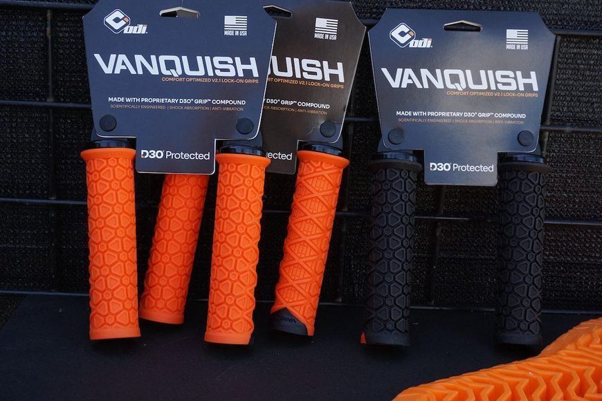 Гріпси ODI Vanquish, v2.1 Lock-On ,MTB , Closed End Graphite D33VSH-G фото