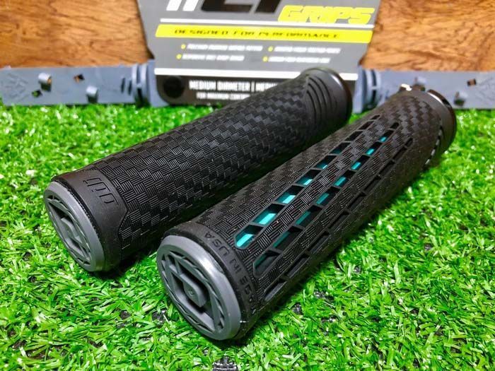 Гріпси ODI CF Grip v2.1 Lock-On Pearl Blk/Gpht w/MtBlk Clamp F35CFBH-B фото