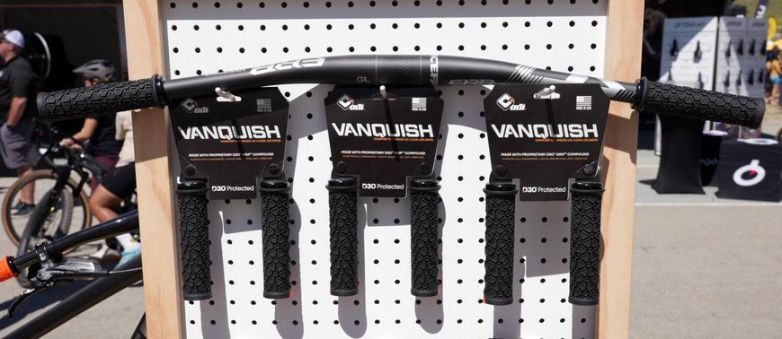 Грипсы ODI Vanquish, v2.1 Lock-On ,MTB , Closed End Orange/Black D33VSO-B фото