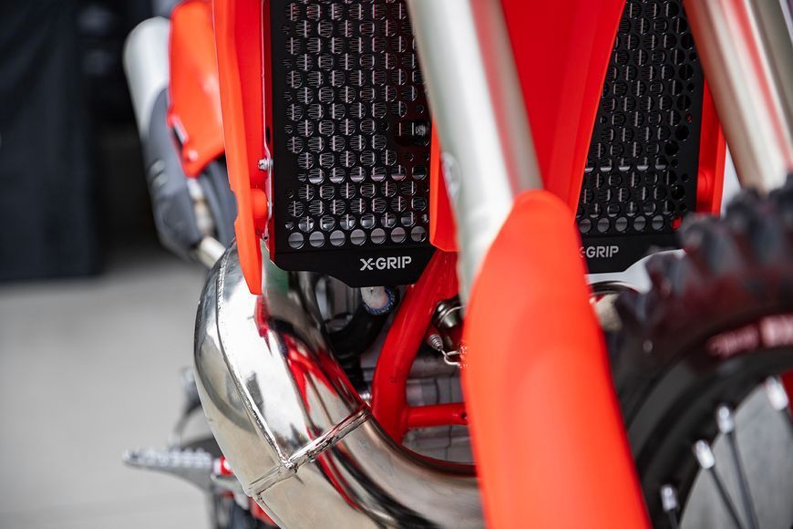 Захист радіатору X-GRIP Radiator guard set, silver KTM EXC(F), XC-W, XCF-W, 2020-2023 HQV TEi, FE, 2020-2023 KTM SX(F), XC, XCF, HQV TC, FC, TX, 19-22 GASGAS EC(F), MC(F), EX(F), 2021 - 2023 XG-2219 фото