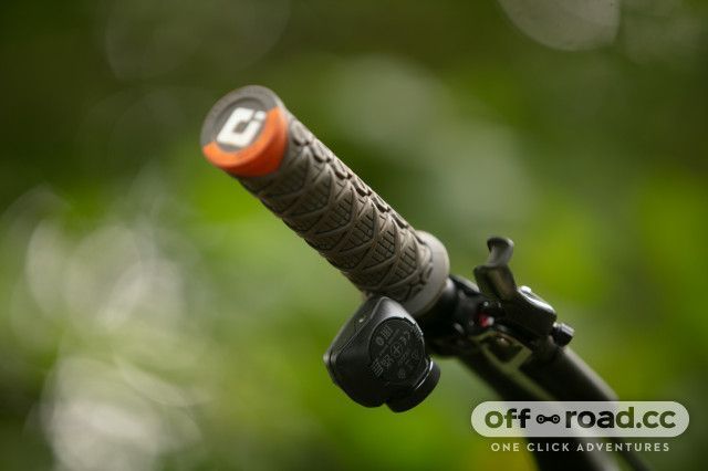 Гріпси ODI Vanquish, v2.1 Lock-On ,MTB , Closed End Pink/Gray w/Blk D33VSPG-B фото