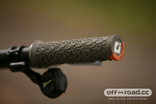 Грипсы ODI Vanquish, v2.1 Lock-On ,MTB , Closed End Red/Grph w/Blk D33VSRH-B фото