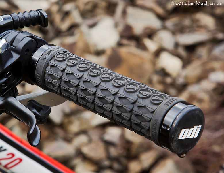 Грипсы ODI SDG LOCK-ON GRIPS Black w/Purple Clamps (черные с фиолетовыми замками) D30SDB-P фото