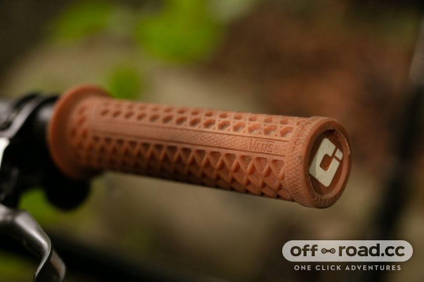 Грипси ODI Vans v2.1 Lock-On MTB Closed End 135mm Red Checker D33VNR-R фото