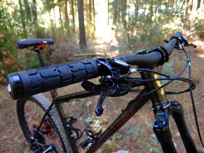 Грипсы ODI Rogue MTB Lock-On Bonus Pack Black w/Orange Clamps (черные с оранжевыми замками) D30RGB-O фото