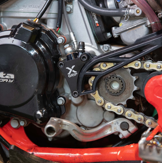 Защита цилиндра сцепления X-GRIP Clutch Slave Guard BETA RR 250-300 (2T) ,2018-> BETA RR (4T) 2020-> BETA RX 2024-> BETA XTRAINER 2015-> XG-2736-001 фото