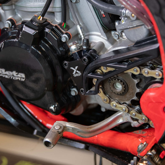 Защита цилиндра сцепления X-GRIP Clutch Slave Guard BETA RR 250-300 (2T) ,2018-> BETA RR (4T) 2020-> BETA RX 2024-> BETA XTRAINER 2015-> XG-2736-001 фото