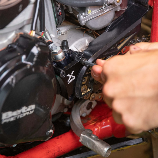 Защита цилиндра сцепления X-GRIP Clutch Slave Guard BETA RR 250-300 (2T) ,2018-> BETA RR (4T) 2020-> BETA RX 2024-> BETA XTRAINER 2015-> XG-2736-001 фото